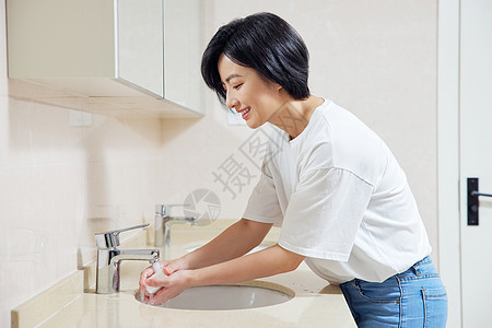 银杏特写青年女性卫生间洗手背景