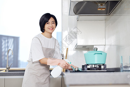 居家女性厨房消毒清洁背景图片