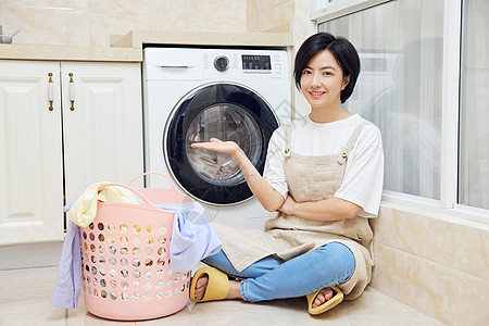 居家青年女性使用洗衣机形象图片