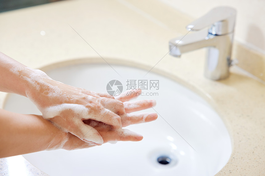 卫生间使用泡沫洗手特写图片