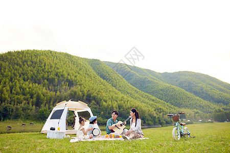 户外帐篷幸福的一家人户外露营背景
