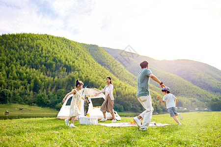 公园锻炼幸福的家庭户外露营玩耍背景