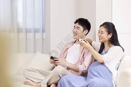 居家玩游戏的青年夫妻图片