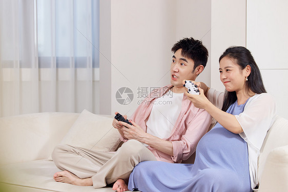 年轻夫妻居家玩游戏图片