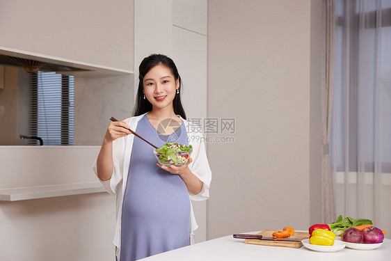 居家孕妇吃沙拉图片