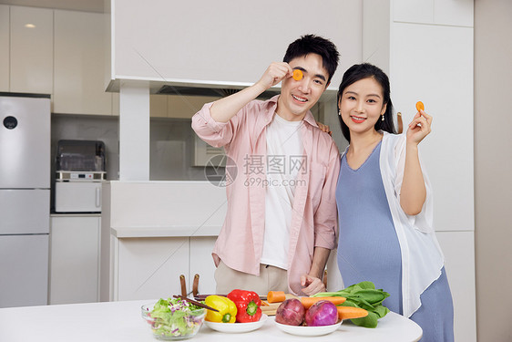 居家年轻夫妻健康饮食形象图片