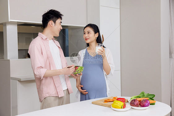 怀孕的青年夫妻健康饮食图片