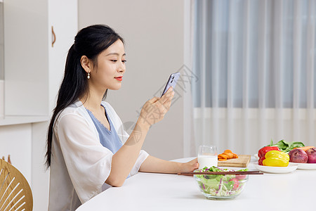 青年怀孕美女居家健康饮食高清图片