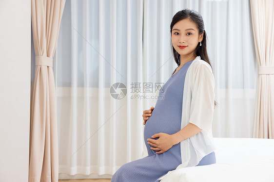 年轻美女孕妇居家休息图片