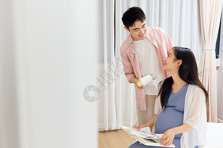 年轻男士帮怀孕的妻子吹头发图片
