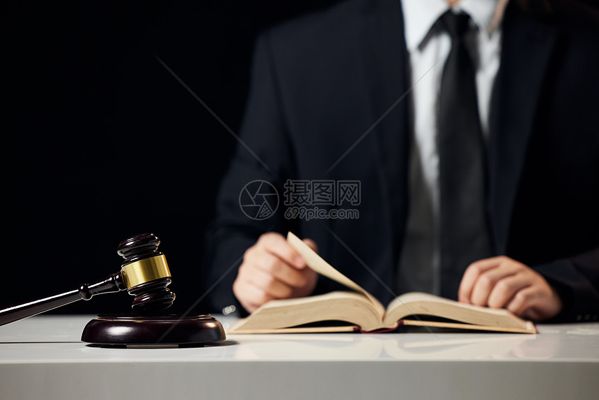 律师与法槌特写图片