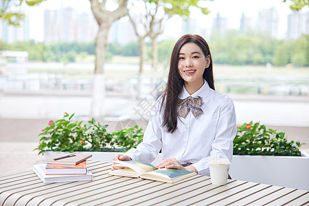 女学生在学习年轻女学生在户外阅读背景