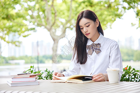 看书的女学生年轻女学生户外阅读背景