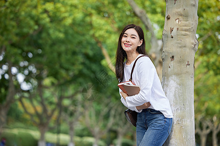 校园里的女大学生形象图片