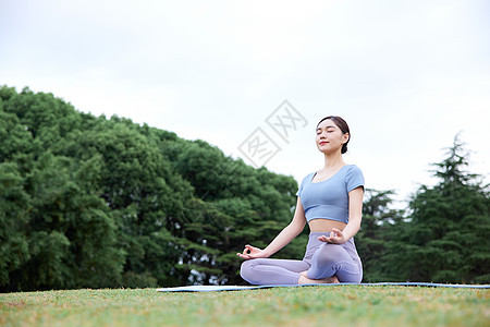 青年美女户外瑜伽运动图片