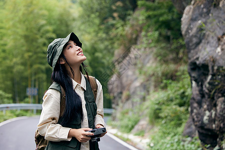 青年文艺女性户外旅行拍照图片