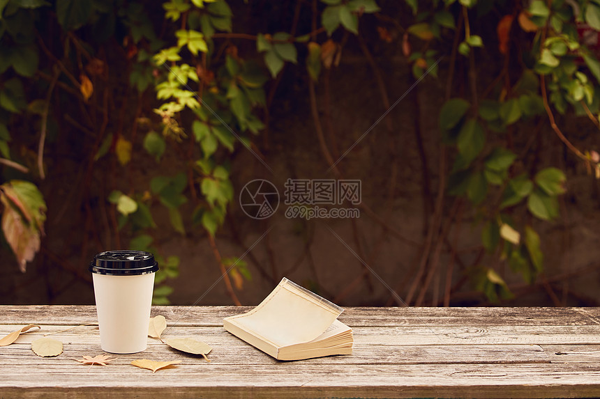 秋季风景长椅上的咖啡杯与书本图片