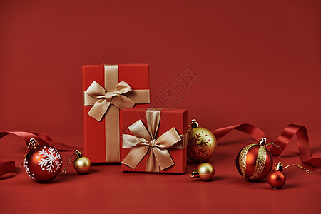精致圣诞装饰与礼物盒图片
