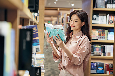 校园少女在图书馆里看书的女性背景