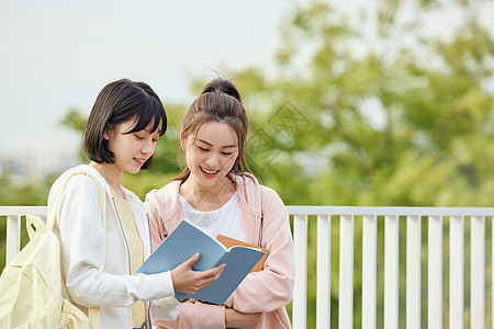 青年女性一起看书的好朋友背景