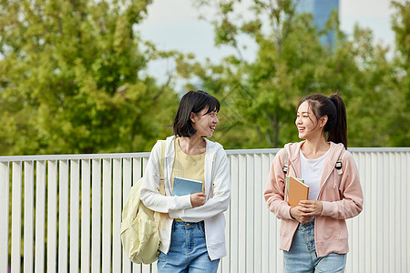 放学路上聊天的女学生图片