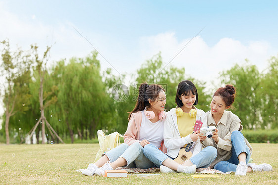 女性友人一起在户外聚会玩耍图片