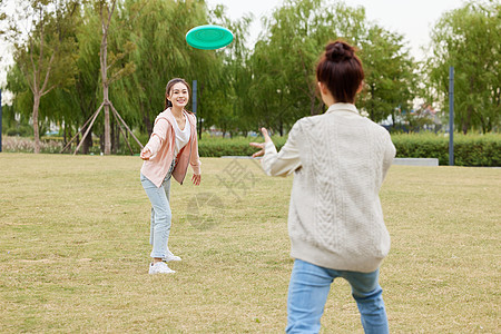 卡通女人在户外玩飞盘的女性背景