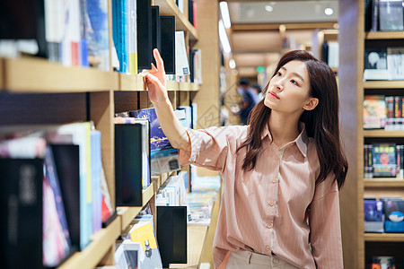 书店看书的女性背景图片