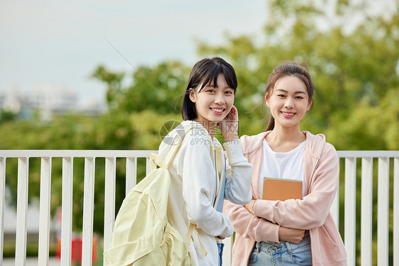 校园里青春的女大学生图片