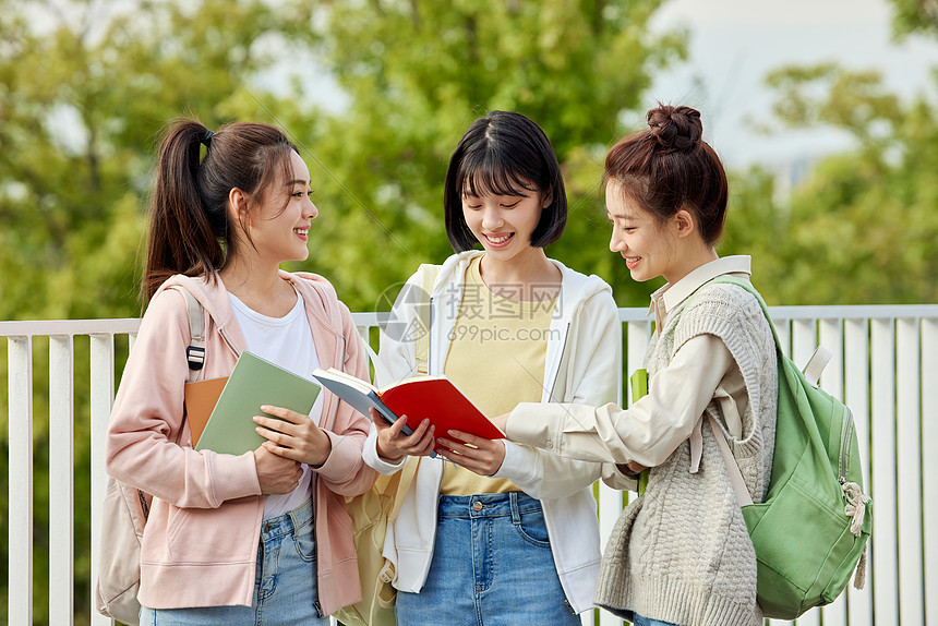 校园户外看书的大学生图片