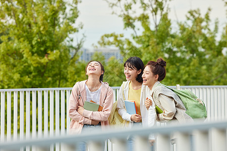 上学路上的女大学生图片