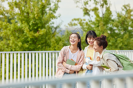 秋季运动会结伴上学的女大学生背景