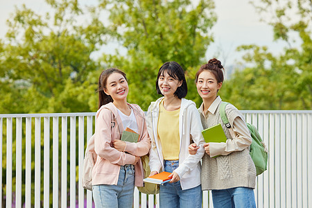 校园里的女大学生图片