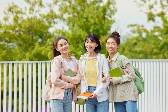 校园里的女大学生图片