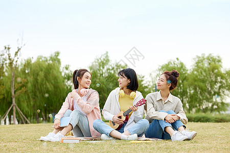 好闺蜜一起郊游女大学生一起在室外郊游背景