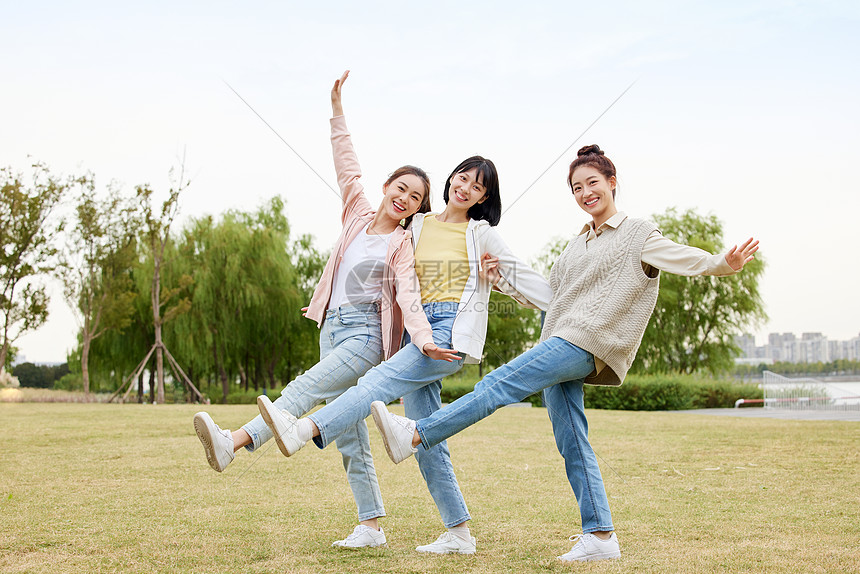 青春活力女大学生图片