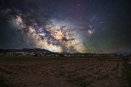 星空银河下的村庄稻田高清图片