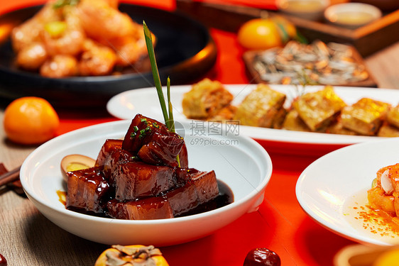 新年年夜饭餐桌上的菜肴图片