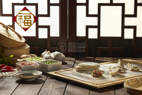 中式木桌上的饺子原料图片