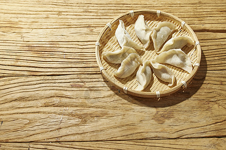 木桌上的生水饺图片