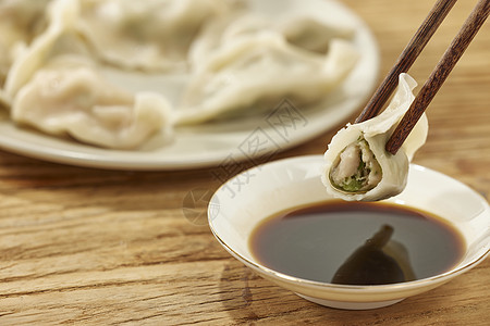 饺子特写筷子夹起水饺蘸醋特写背景