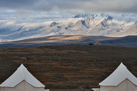 秋季的稻城亚丁秋季的四川稻城亚丁风景区雪山背景