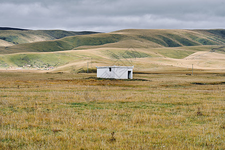 秋季的四川甘孜草原与房屋图片