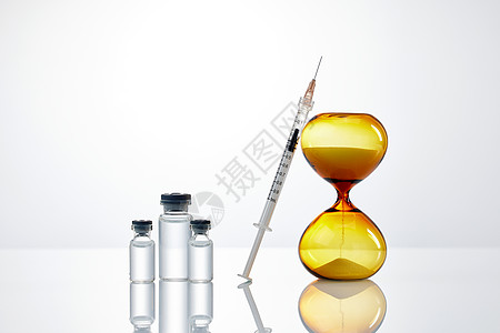时间沙漏与医疗疫苗针剂图片