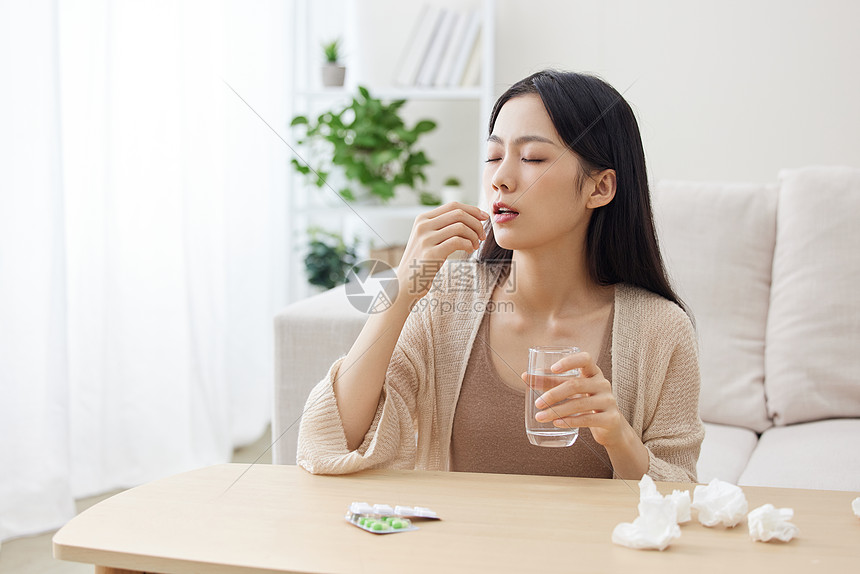 居家生病吃药的女性图片