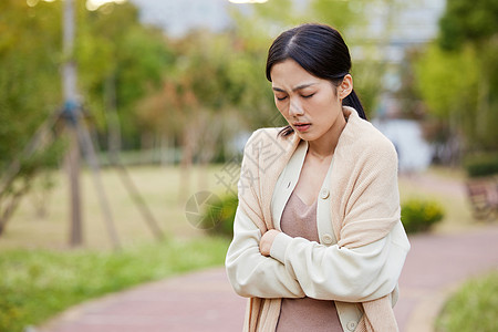 室外女性寒冷抱胸高清图片