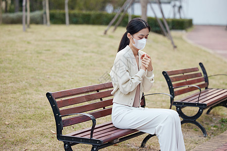 秋冬户外生病的女性形象图片