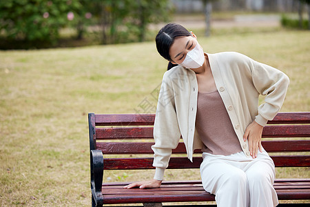 户外腰部不舒服的女性图片