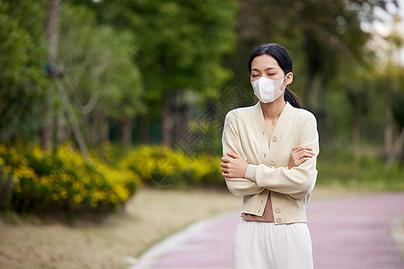 秋冬户外生病女性形象背景图片