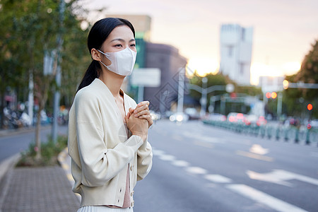 雾霾背景室外不舒适的女性背景